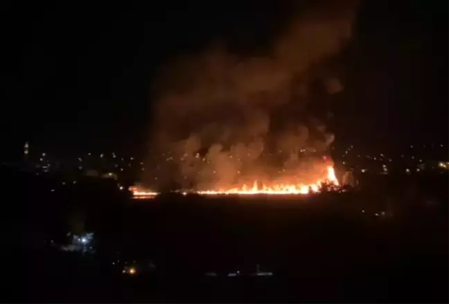 Malatya'da Hasarlı Binanın Çatı Katında Yangın Çıktı