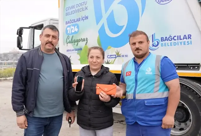 Bağcılar'da Temizlik Ekipleri, Çöp Konteynerine Atılan Çantayı Buldu