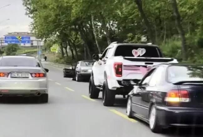 Sakarya'da Düğün Konvoyunda Kapıları Açık Araçla Seyir Halinde Tehlikeli Anlar