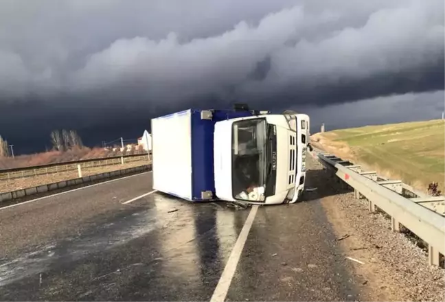 Sorgun'da Kamyonet Devrildi: 3 Yaralı