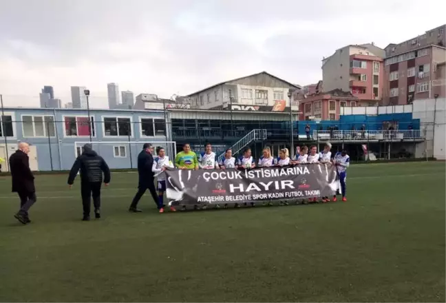 Kadın Futbolcular, Maça Çıkmadan 'Cinsel İstismara Hayır' Pankartı Açtı