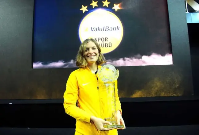 Cansu Özbay: