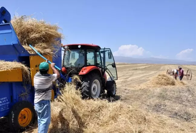 Bayburt'ta köylüler, güneş altında patos vuruyor