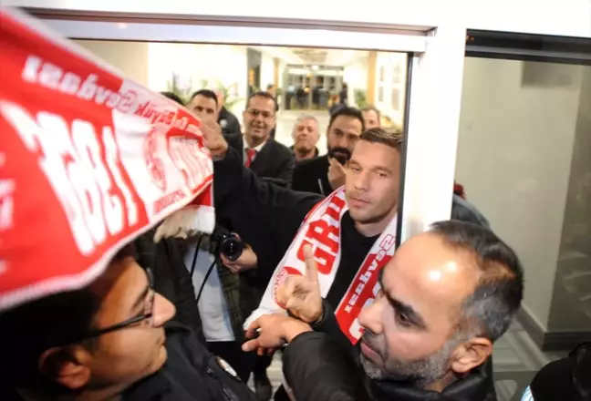 Antalyaspor'un prensipte anlaştığı Lukas Podolski Antalya'ya geldi