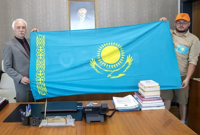 Türkiye'yi bisikletle gezen Damir Kusheyev Kütahya'da