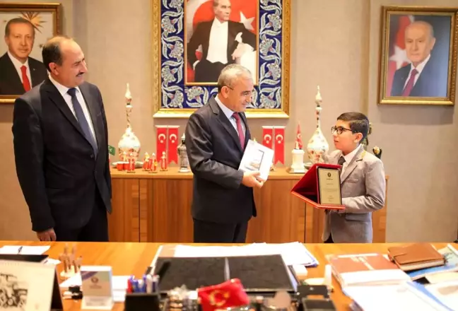 Başkan Işık, Furkan Süngü ve hocası Mehmet Oruç'u tebrik etti