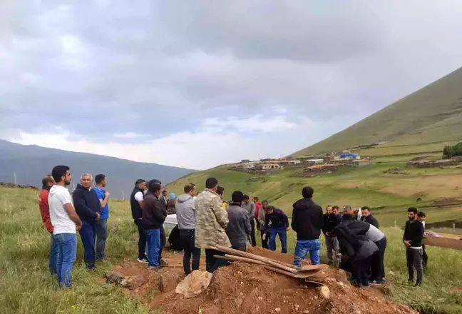 Hayvanlarını otlatırken sara krizi geçirerek vefat eden kişi gözyaşları içinde toprağa verildi
