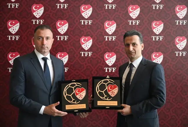 Türk hakemliğinin emektarları Gökçek ve Arslanboğa, kariyerlerine VAR'da devam edecek