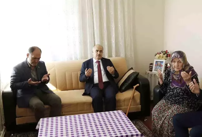 Vali Dağlı'dan şehit öğretmen Aybüke Yalçın'ın ailesine ziyaret