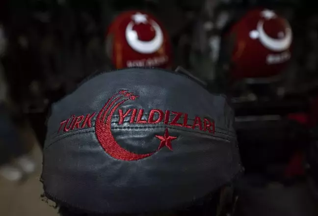 TEKNOFEST İzmir'de Türk Yıldızları gökyüzünde ay yıldızlı bayrağı taşıdı