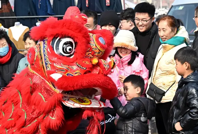Çin'in Shandong eyaletindeki Poli Pazarı, Bahar Bayramı için ziyaretçi akınına uğruyor