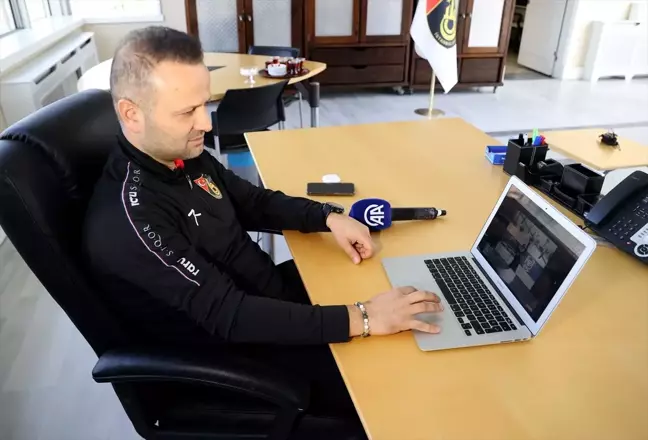 İstanbulspor Teknik Direktörü Osman Zeki Korkmaz, 'Yılın Kareleri' oylamasına katıldı