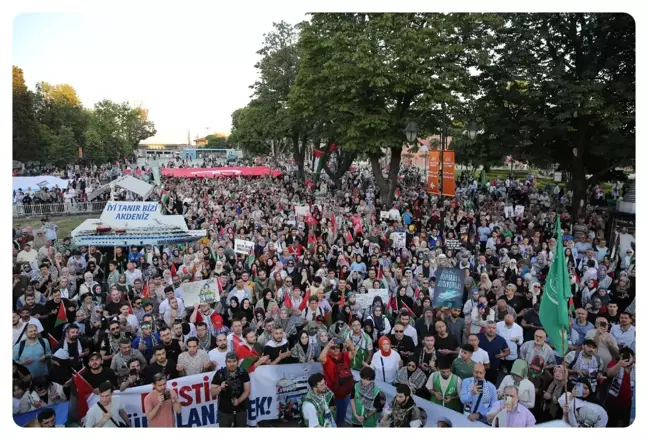 İHH İnsani Yardım Vakfı öncülüğünde Mavi Marmara şehitlerini anmak için yürüyüş düzenlendi