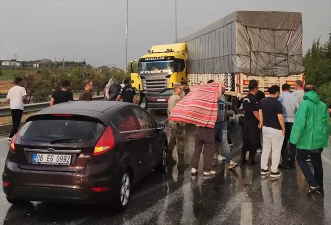 Sungurlu'da tırla otomobilin çarpışması sonucu 4 kişi yaralandı