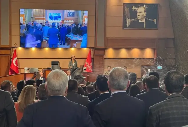 İBB Meclisinde Gerilim: Üyeler Arasında Su ve Kitapçık Savaşları