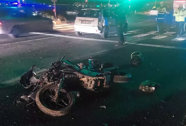 İzmir'de motosiklet ile otomobil çarpıştı: 2 yaralı