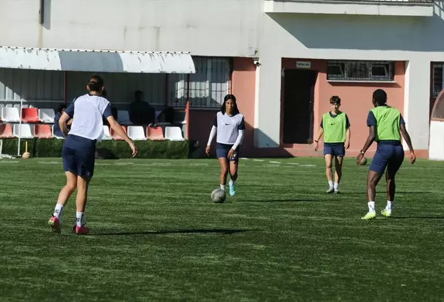 Hakkari'deki Kadın Futbolcular 'Kız Çocukları Futbol Oynar' Algısını Kırıyor