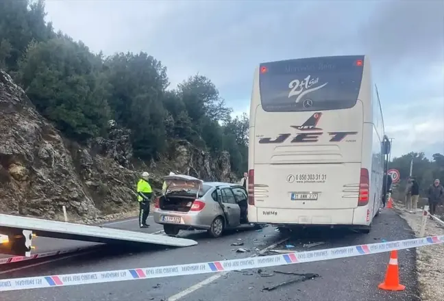 Muğla'da Yolcu Otobüsü ile Çarpışan Otomobildeki Çift Hayatını Kaybetti