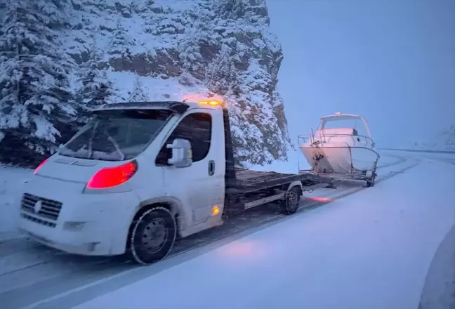 Antalya'nın Yüksek Kesimlerinde Kar Yağışı Hayatı Olumsuz Etkiliyor