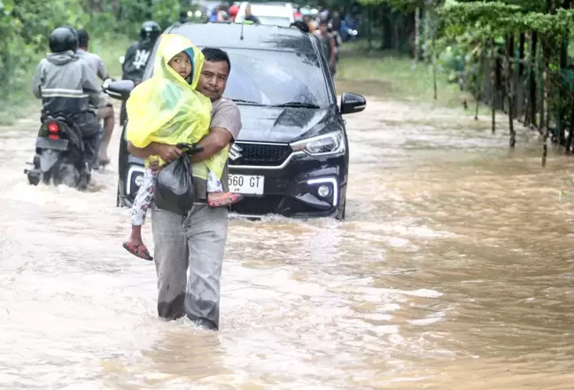 Tanjungpinang'da Şiddetli Yağışlar Sele Neden Oldu