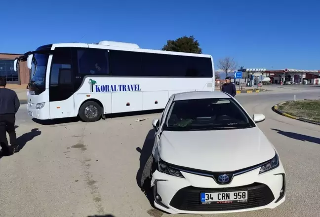 Afyonkarahisar'da Otomobil ile Tur Otobüsü Çarpıştı: 4 Yaralı