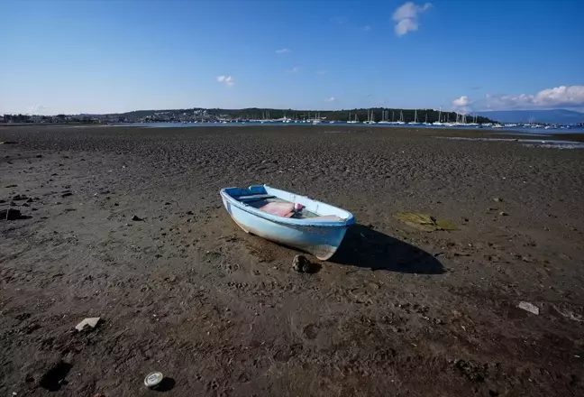 Seferihisar'da Deniz Suyu 200 Metre Çekildi