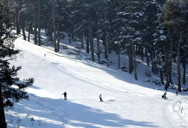 Yalnızçam Kayak Merkezi Açıldı, Kayakseverler Yoğun İlgi Gösterdi