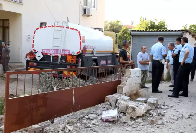 Sürücü Panik Yapınca Akaryakıt Tankeri Evin Bahçesine Daldı