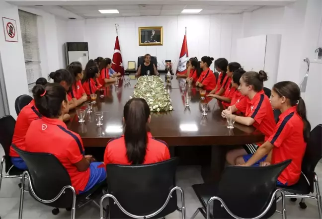 Konak'ın Kızları Kupa Sevincini Pekdaş'la Paylaştı