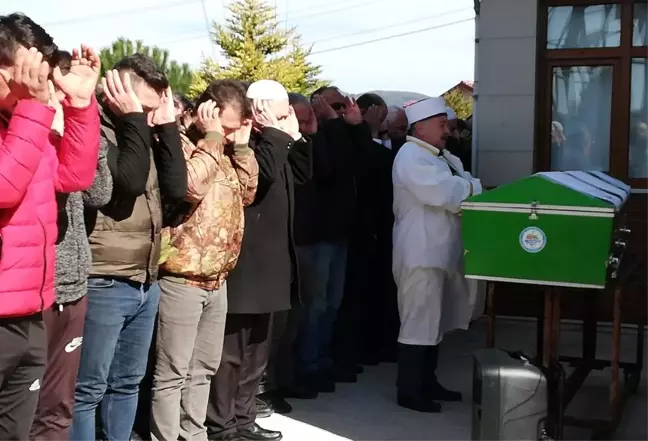 Uyuşturucudan öldüğü iddia edilen genç son yolculuğuna uğurlandı