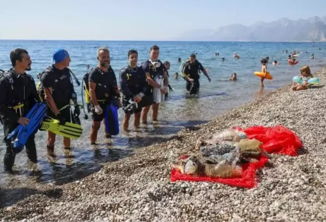 Konyaaltı Sahili'nde Deniz ve Kıyı Temizliği Yapıldı