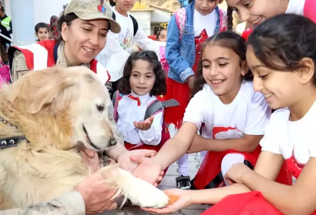 Hakkari İl Jandarma Komutanlığı Öğrencilerle Buluştu