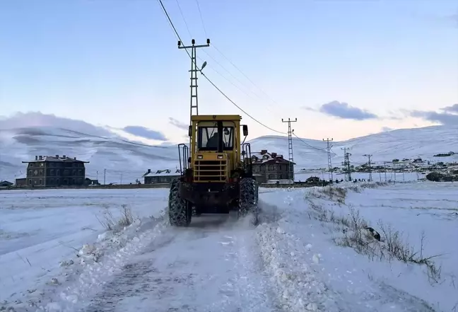 Kar nedeniyle kapanan köy yollarında hastalar hastaneye ulaştırıldı