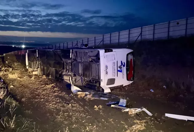 Kırşehir'de yolcu otobüsü şarampole devrildi, 15 kişi yaralandı