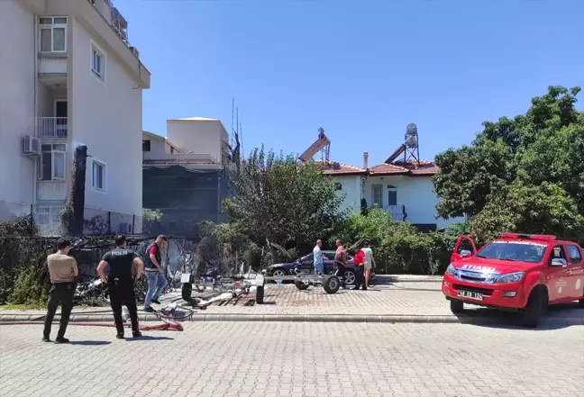 Fethiye'de apartman deposunda çıkan yangın otomobile sıçradı