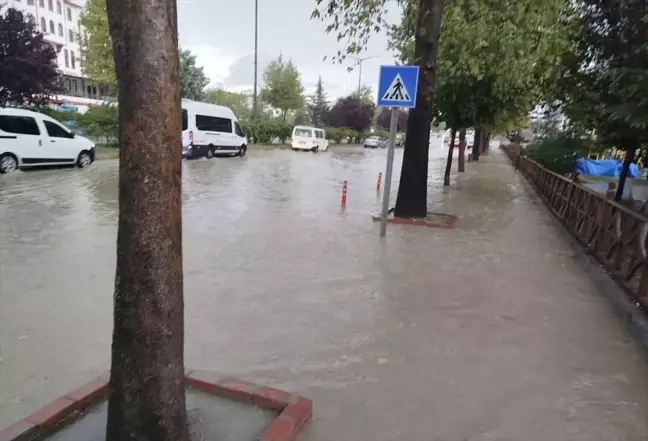 Boyabat'ta Sağanak Yağış Nedeniyle Trafikte Aksamalar Yaşandı