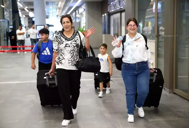 Lübnan'dan Dönen Türk Vatandaşları İstanbul Havalimanı'na İndi