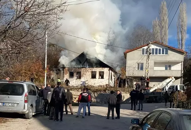 Sivas'ta Ahşap Evde Yangın: 90 Yaşındaki Kadın Yaralandı