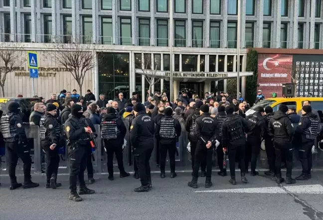 İstanbul'da 8+1 Taksi Mağdurları İBB Önünde Protesto Düzenledi