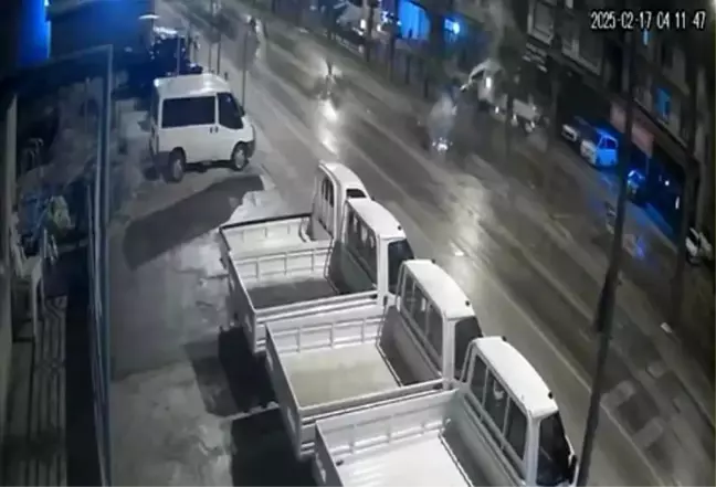 Antalya'da Tur Minibüsü Kaza Yaptı: 2 Yaralı