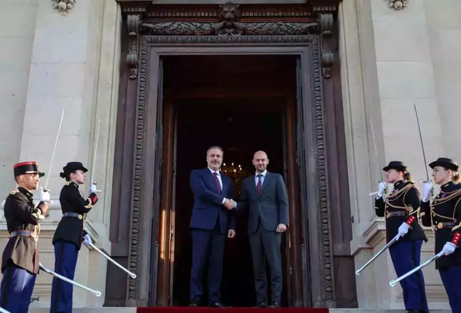 Dışişleri Bakanı Hakan Fidan Fransa'da Görüşme Gerçekleştirdi