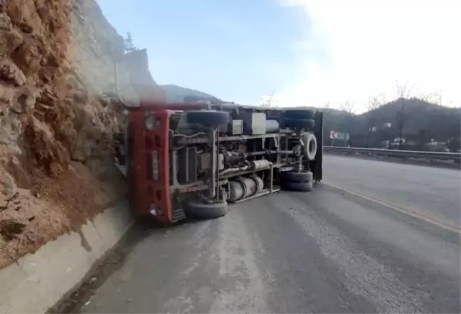 Kastamonu'da Meyve ve Sebze Yüklü Kamyon Devrildi