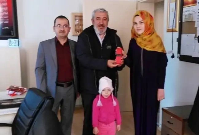 Milletvekili Nazlı'dan '30 Kuş' Şiirini Seslendiren Öğrenciye Hediye