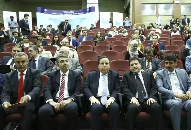 Tunus, İslam ve Demokrasinin Bir Arada Yaşayabileceğini Gösterdi