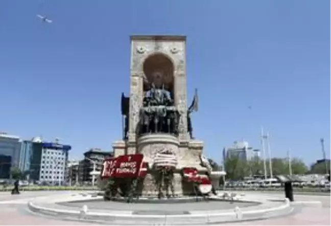 Sendikalar, 1 Mayıs dolayısıyla Taksim Cumhuriyet Anıtı'na çelenk bıraktı