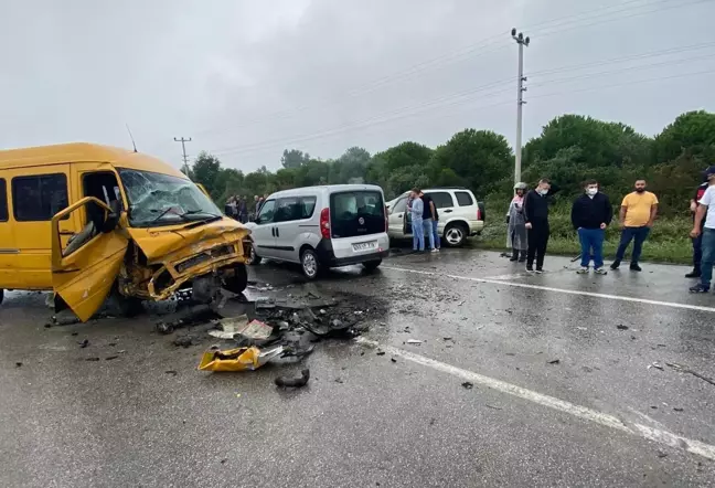 Samsun'da 3 aracın karıştığı trafik kazasında 4 kişi yaralandı