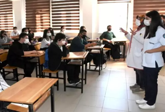 Kırşehir'de sağlık meslek lisesi öğrencileri okullarda aşının önemini anlatıyor