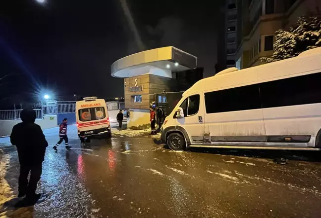 Yokuştan inerken kayan tırın çarptığı minibüs, hasta bekleyen ambulansa çarptı