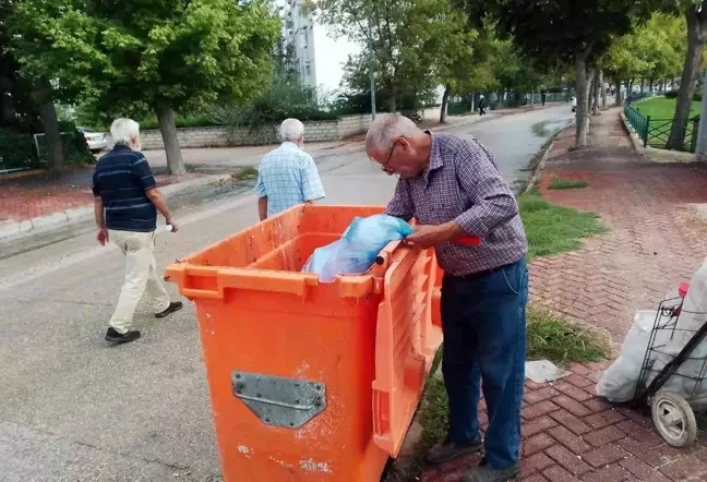 75'lik delikanlı günde 10 kilometre yürüyerek atık topluyor