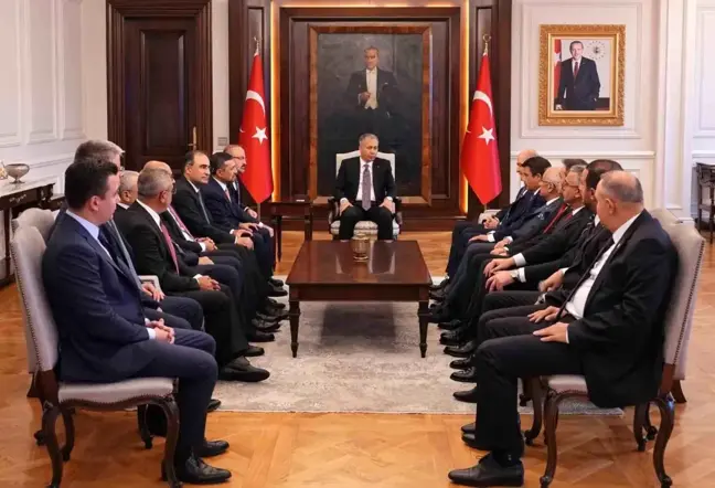 Gençlik ve Spor Bakanı Osman Aşkın Bak, İçişleri Bakanı Ali Yerlikaya'ya 'geçmiş olsun' ziyaretinde bulundu